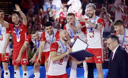 Reprezentacja Polski na podium ze srebrnymi medalami