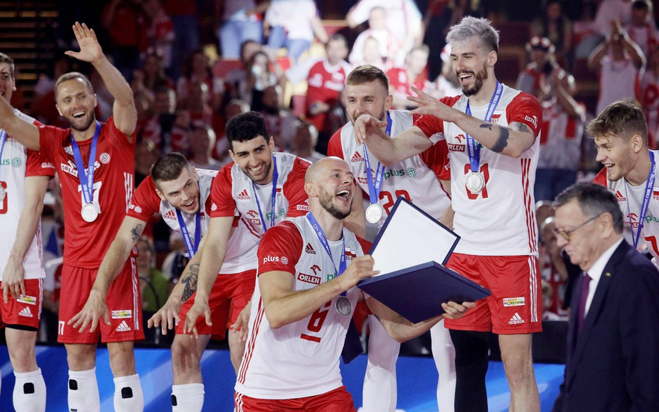 Reprezentacja Polski na podium ze srebrnymi medalami