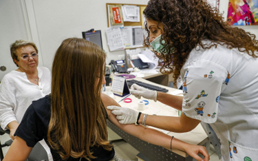 Koronawirus. Izrael: Rośnie liczba zakażeń, przyspieszają szczepienia