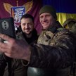 Prezydent Wołodymyr Zełenski na linii frontu w Słowiańsku wśród żołnierzy, w dniu święta ukraińskiej