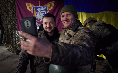 Prezydent Wołodymyr Zełenski na linii frontu w Słowiańsku wśród żołnierzy, w dniu święta ukraińskiej