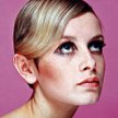 Domalowane rzęsy na anielskiej buzi Twiggy, najsłynniejszej modelki lat 60., naśladowali hipisi