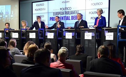 Kandydaci podczas ubiegłotygodniowej debaty w Brukseli. Ci z największymi szansami stoją w środku: G