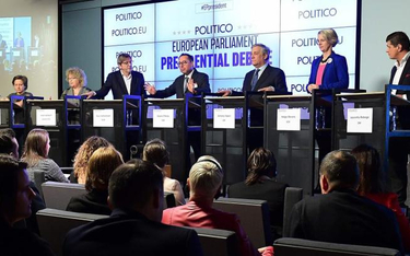 Kandydaci podczas ubiegłotygodniowej debaty w Brukseli. Ci z największymi szansami stoją w środku: G