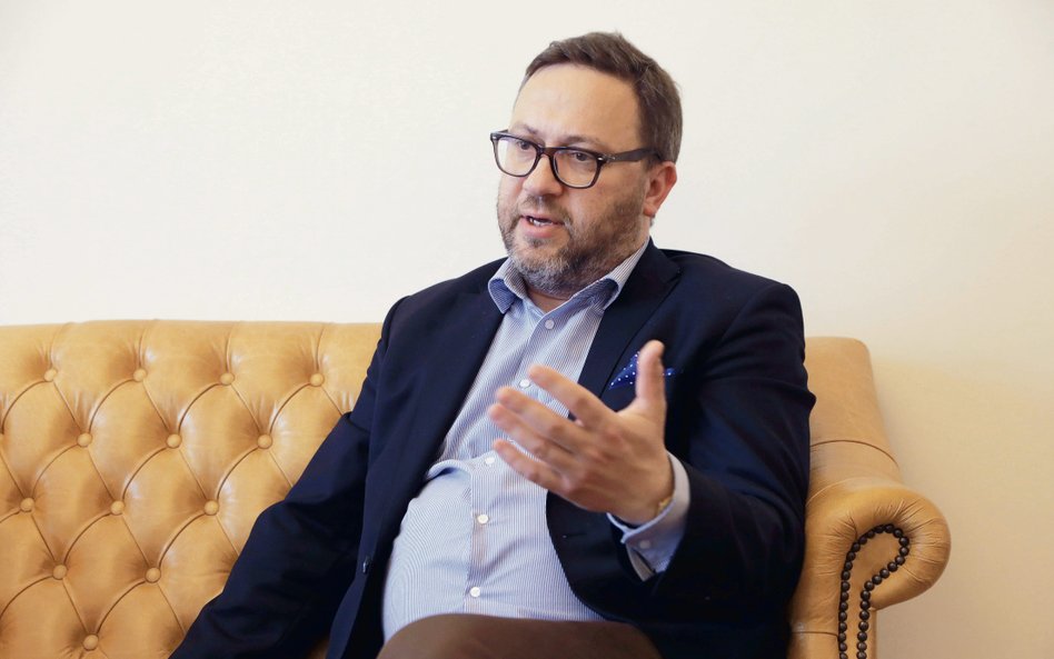 Dzisiaj ropa kosztuje poniżej 60 dolarów za baryłkę, a Rosjanie na kolanach zabiegają o rynki zbytu.