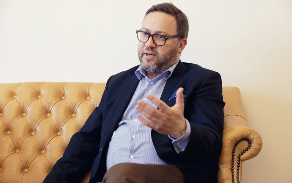 Dzisiaj ropa kosztuje poniżej 60 dolarów za baryłkę, a Rosjanie na kolanach zabiegają o rynki zbytu.