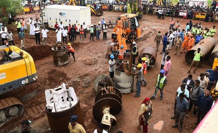 Indie: Dwulatek wpadł do wąskiej 25-metrowej studni. Po trzech dniach wydobyto ciało