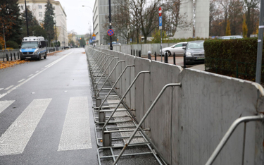 Barierki przed Sejmem zdemontowane po 13 listopada