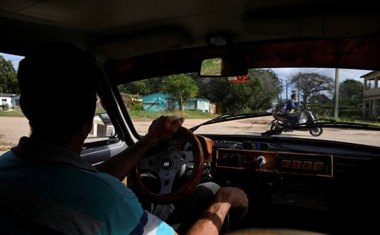 Kubański mechanik Juan Carlos Pino  i jego Fiat 126 przystosowany do jazdy na węglu drzewnym