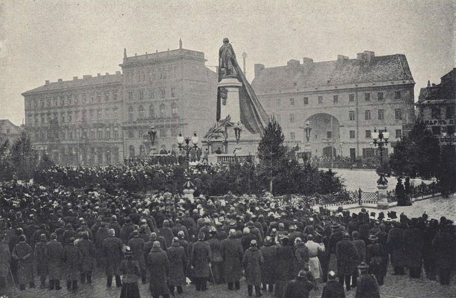 Tysiące mieszkańców miasta spoglądało na okryty namiotem monument
