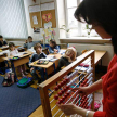 Samorządy, które nie zapewniają nauczycielom w trakcie roku średnich pensji, muszą im w styczniu wyp