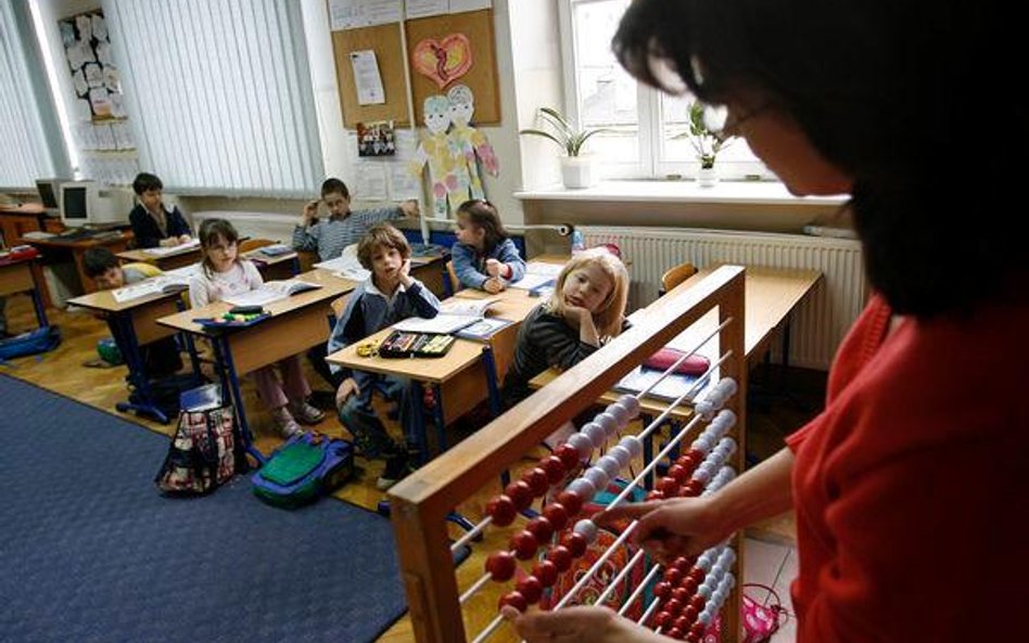 Samorządy, które nie zapewniają nauczycielom w trakcie roku średnich pensji, muszą im w styczniu wyp