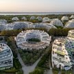 W latach 60. i 70., w nadmorskim pasie od Perpignan do Montpellier powstało kilka nowych kurortów. C