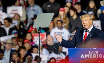 Bardzo dobrze idzie w zbiórce pieniędzy również Donaldowi Trumpowi (zdjęcie z wiecu w Teksasie 29 st