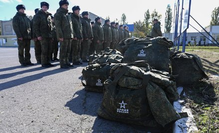 Rosyjscy poborowi powołani do służby wojskowej ustawiają się w szeregu przed wyjazdem do garnizonów