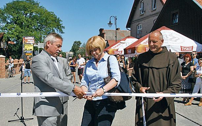 Burmistrz Helu Mirosław Wądołowski przy okazji budowy kanalizacji wymienił nawierzchnie ulic i chodn