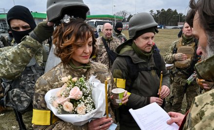 Ślub na wojnie. Para pobrała się na punkcie kontrolnym w Kijowie