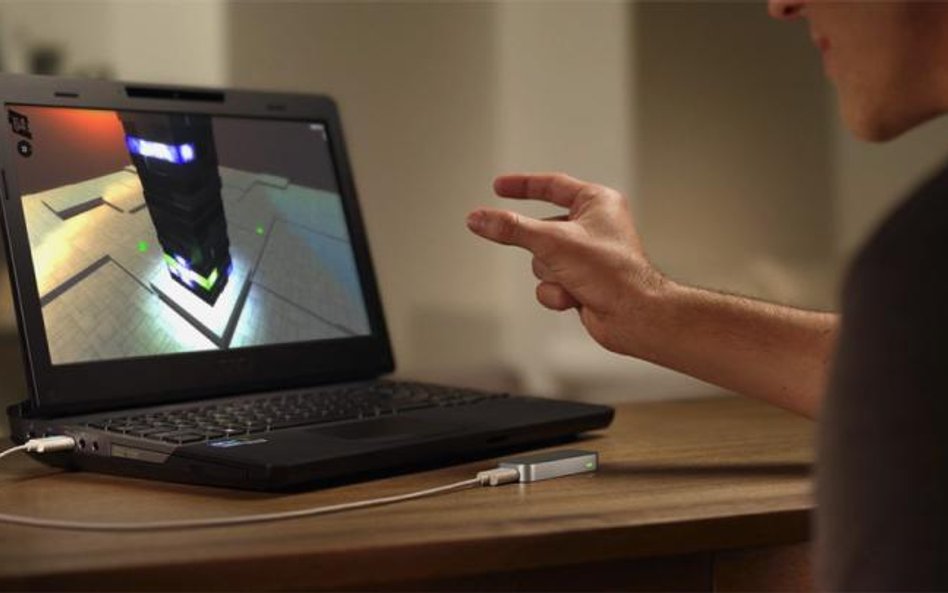 Kontroler Leap Motion na razie jest oferowany jako oddzielny gadżet dołączany do komputera przez por