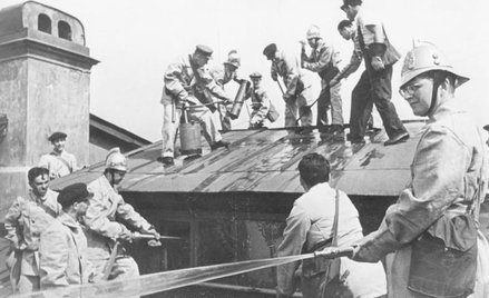 Dymitr Szostakowicz (z prawej) jako strażak gaszący skutki bombardowań. Zdjęcie pozowane