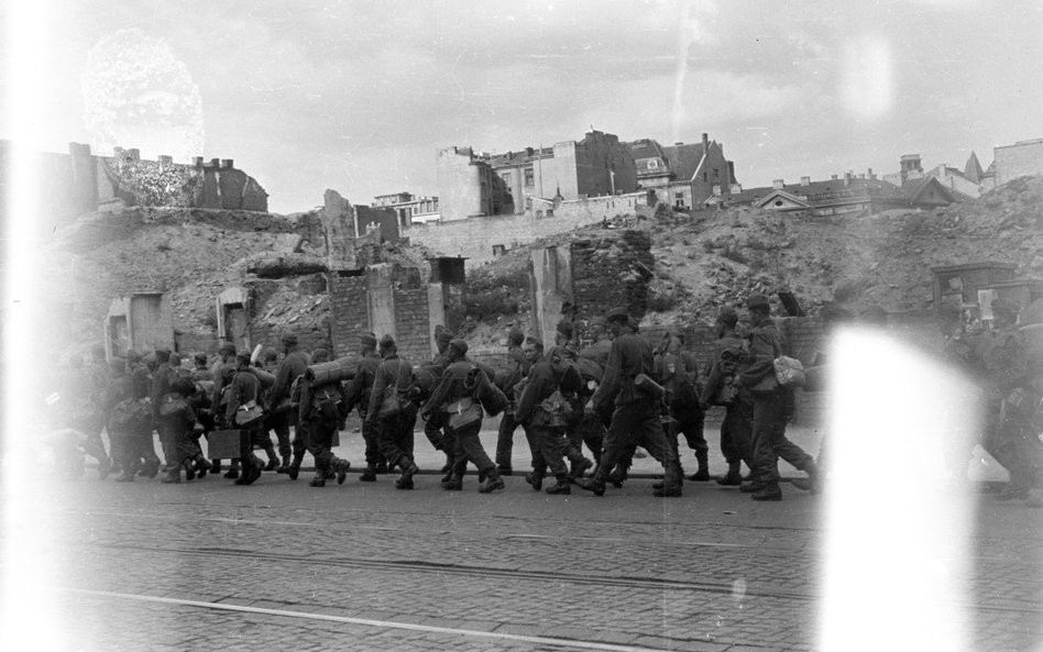 Takie widoki krzepiły mieszkańców Warszawy. Niedobitki oddziałów niemieckich przechodzą przez Nowy Ś