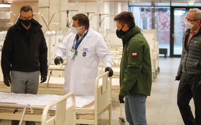 Premier Mateusz Morawiecki oraz ministrowie Michał Dworczyk i Adam Niedzielski wizytują szpital tymc