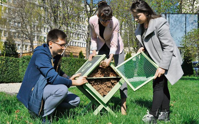 Pracownicy Uniwersytetu Przyrodniczego rozdali już do tej pory kilkadziesiąt hoteli dla pszczół.