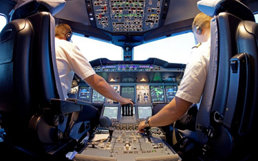 Kolejne linie lotnicze zmuszają pilotów do bezpłatnych urlopów