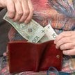 Świadczenie honorowe będzie wyższe. W 2027 r. dodatek dla stulatków przekroczy 7 tys. zł