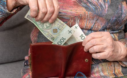 Świadczenie honorowe będzie wyższe. W 2027 r. dodatek dla stulatków przekroczy 7 tys. zł