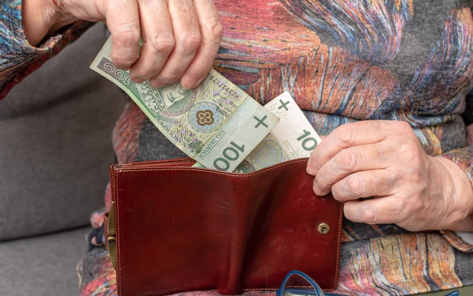 Świadczenie honorowe będzie wyższe. W 2027 r. dodatek dla stulatków przekroczy 7 tys. zł