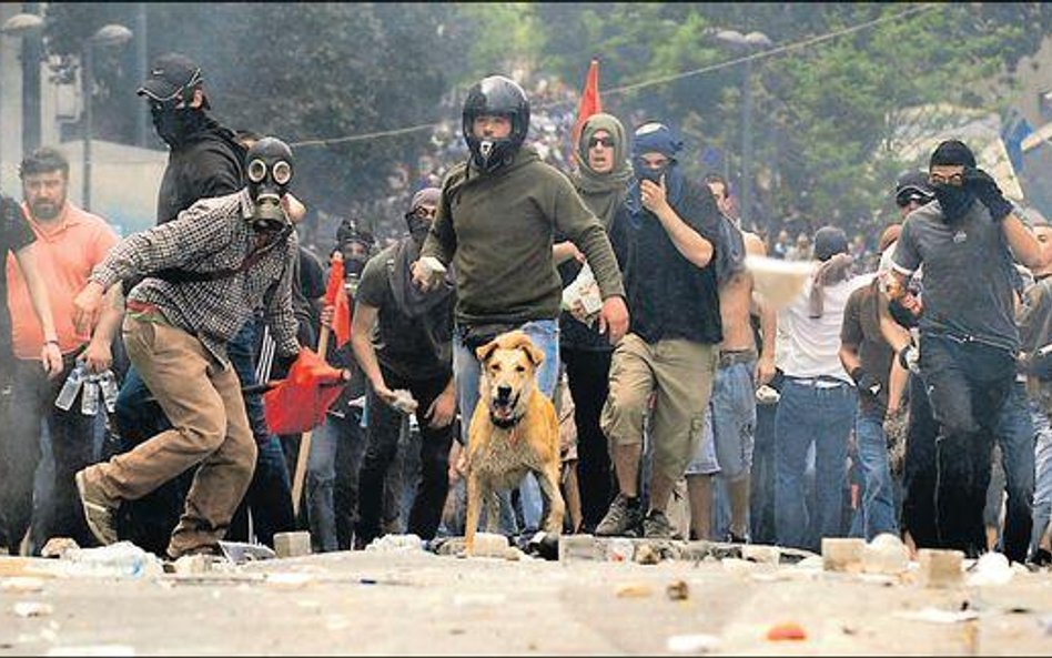 Ateny: demonstracja, która rozpoczęła się spokojnie, zakończyła się ofiarami śmiertelnymi i dziesiąt