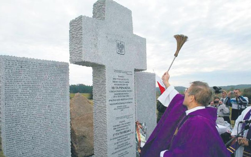 Pierwszy pomnik poświęcony ofiarom mordu w Hucie Pieniackiej został wysadzony w powietrze przez niez