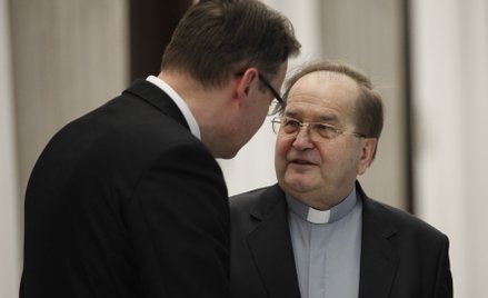 Poseł Nowoczesnej znów pyta o auta od bezdomnego dla o. Rydzyka