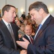 Sigmar Gabriel wręcza nagrodę "Siebenpfeiffer -Preis" Glennowi Greenwaldowi
