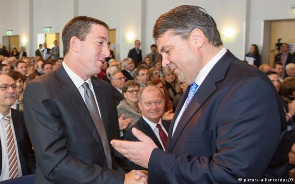 Sigmar Gabriel wręcza nagrodę "Siebenpfeiffer -Preis" Glennowi Greenwaldowi