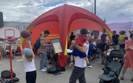 Strefa aktywności dla dzieci, gdzie maluchy mogą spróbować swoich sił w koszykówce pod specjalnym na