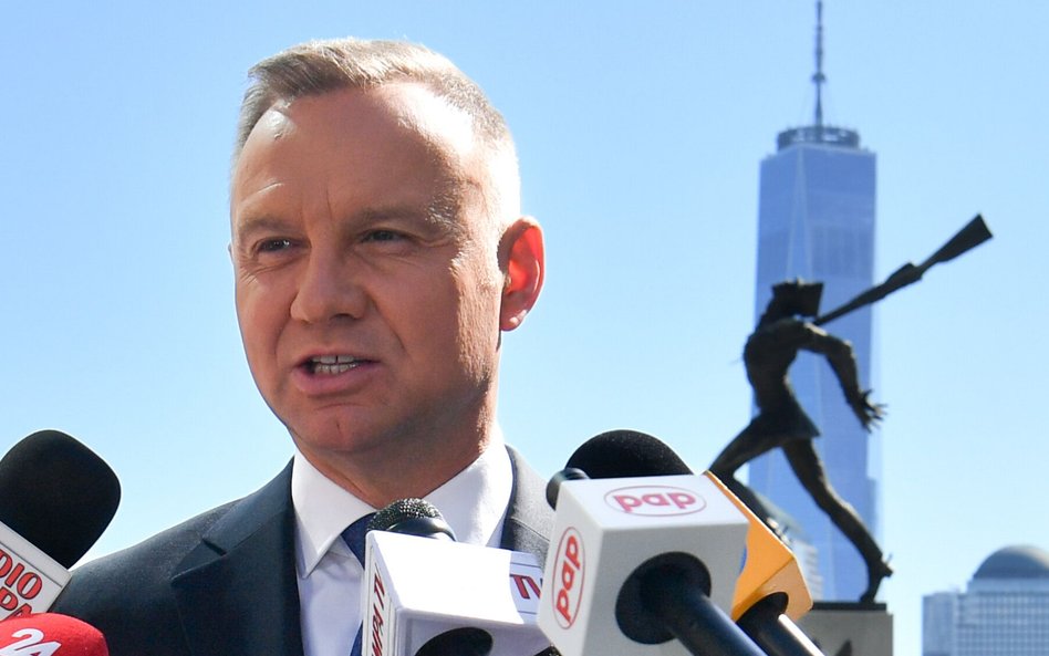 Prezydent Andrzej Duda przed Pomnikiem Katyńskim w Jersey City