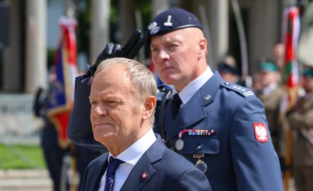 Premier Donald Tusk były oraz były p.o. komendanta SOP płk Tomasz Jackowicz  podczas obchodów Święta