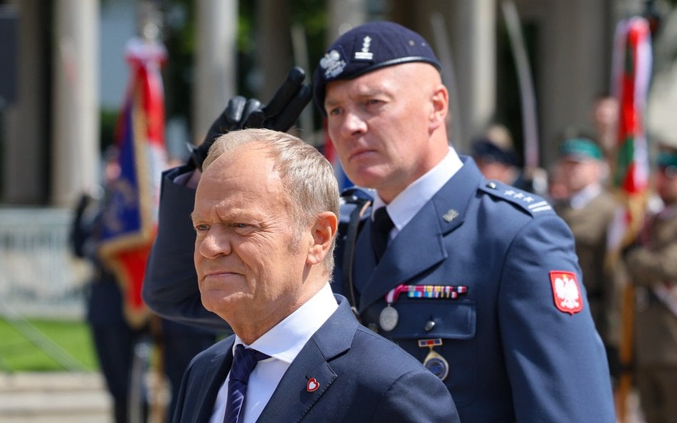 Premier Donald Tusk były oraz były p.o. komendanta SOP płk Tomasz Jackowicz  podczas obchodów Święta