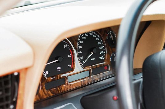 Te detale najlepiej pokazują, jak wysoka wciąż jest jakość wnętrza tego luksusowego wozu.