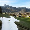 Wysokie jak na zimę temperatury pozbawiły śniegu między innymi Schruns w Austrii