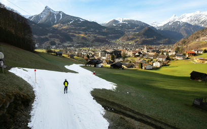 Wysokie jak na zimę temperatury pozbawiły śniegu między innymi Schruns w Austrii