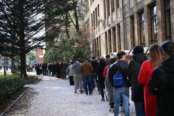 Kolejka przed jednym z lokali wyborczych w Budapeszcie