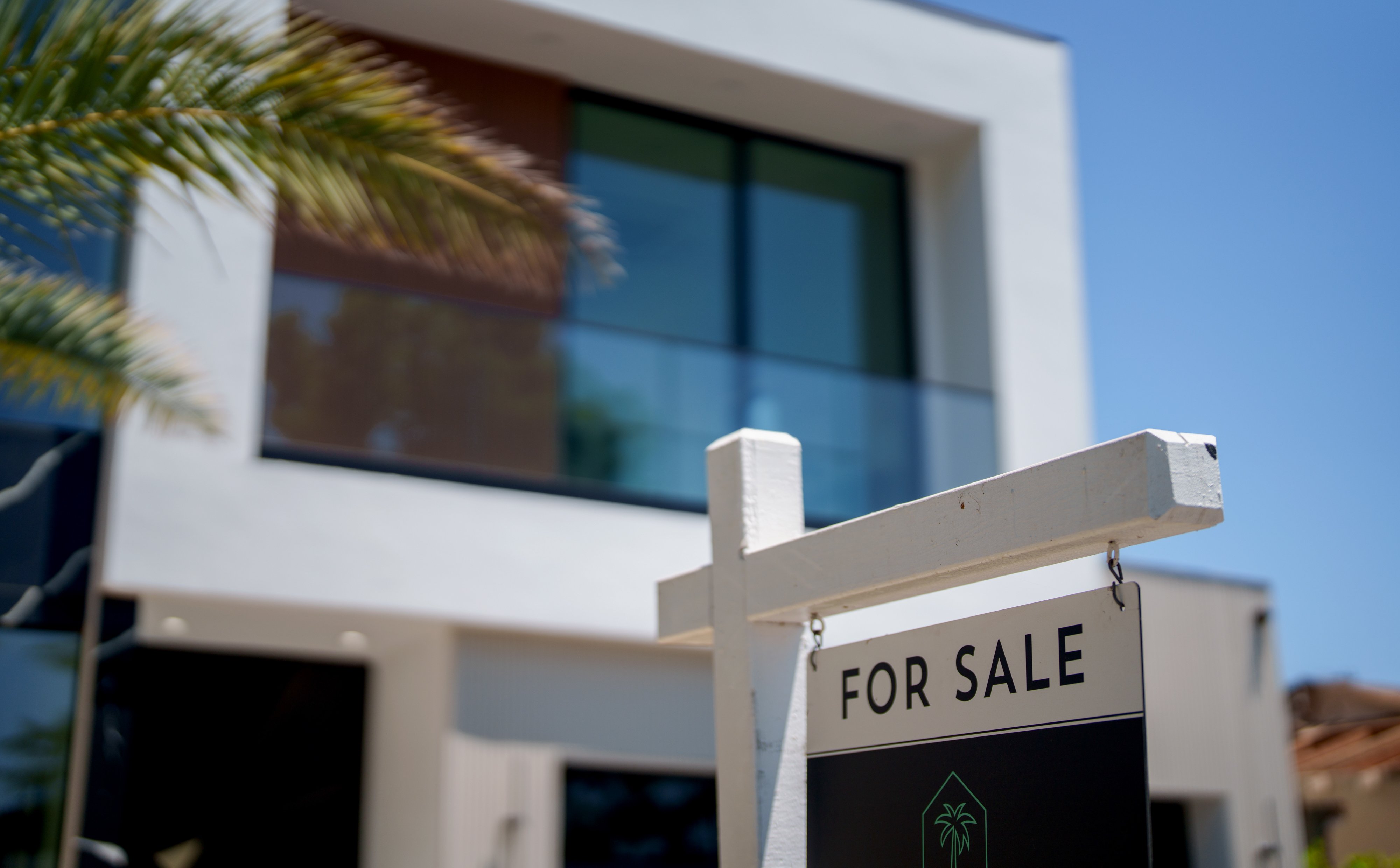 Na kalifornijskich rynkach przybywa domów na sprzedaż, ponieważ kupujący znikają