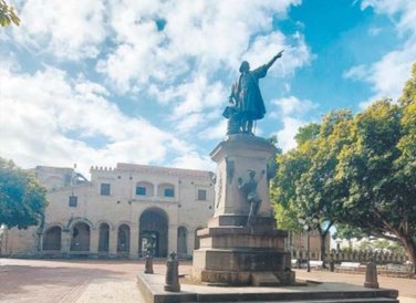W stolicy Santo Domingo znajduje się najstarsza katedra w Ameryce. W Parku Kolumba przed katedrą sto