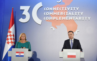 Prezydent Andrzej Duda (P) i prezydent Chorwacji Kolinda Grabar-Kitarovic (L) podczas konferencji pr