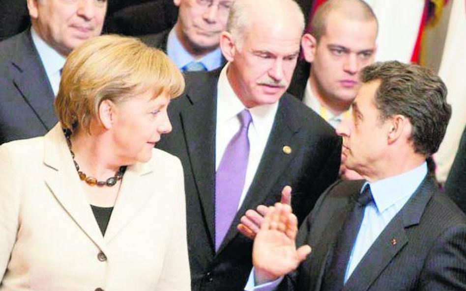 Kanclerz Niemiec Angela Merkel, premier Grecji Jeorjos Papandreu (w środku) i prezydent Francji Nico