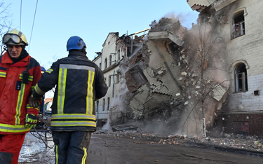 Uszkodzony w wyniku rosyjskiego ostrzału rakietowego budynek w Charkowie (fot. ilustracyjna z 17 sty