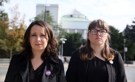 Liberalizacji ustawy o aborcji chce m.in. Partia Razem (na zdjęciu jej działaczki w czasie konferenc