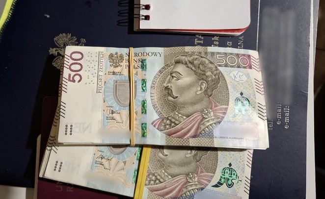 Policja zabezpieczyła także 80 tys. zł w gotówce, które według śledczych pochodziły bezpośrednio z h
